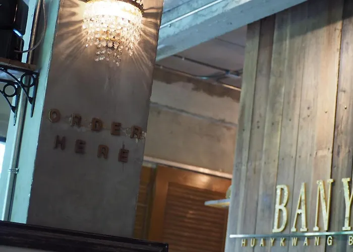 Banya Huaikhwang بيت شباب بانكوك